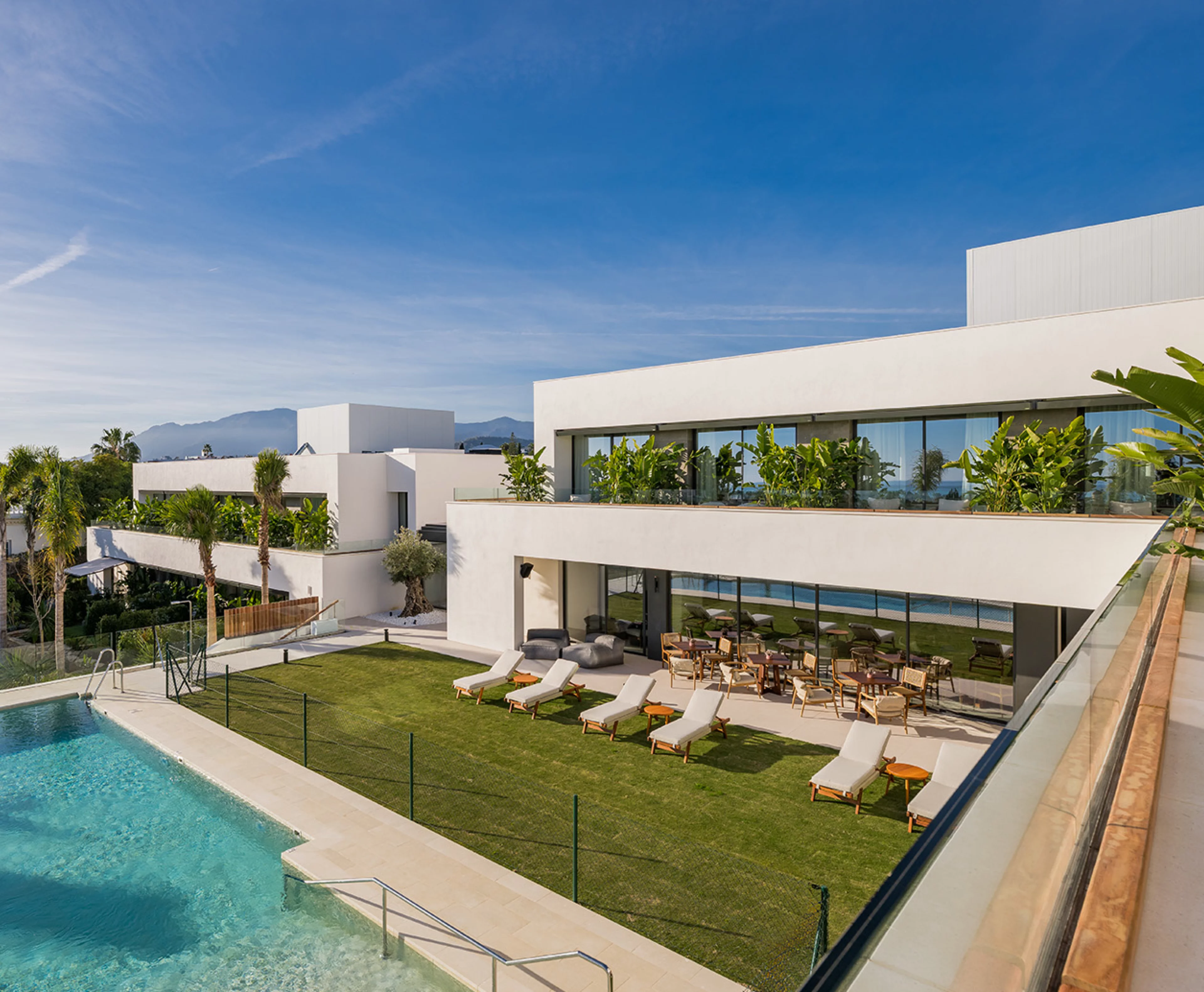 Außenansicht des Naghoi Erholungszentrums mit moderner Architektur, Gärten und Pool für eine erholsame Genesung.